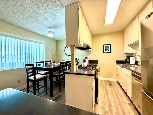 Building Photo - Sandstone Villas, Canyon Corridor,Seasonal Furnished