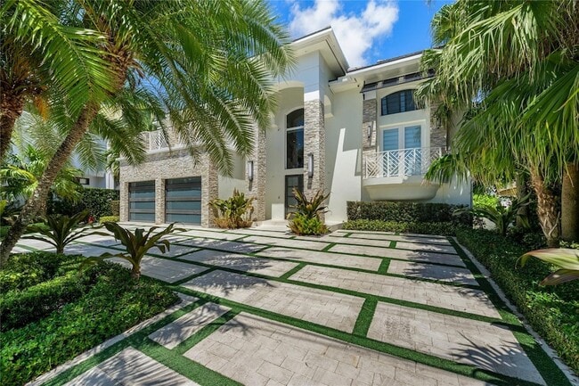 Building Photo - 2307 N Riverside Dr