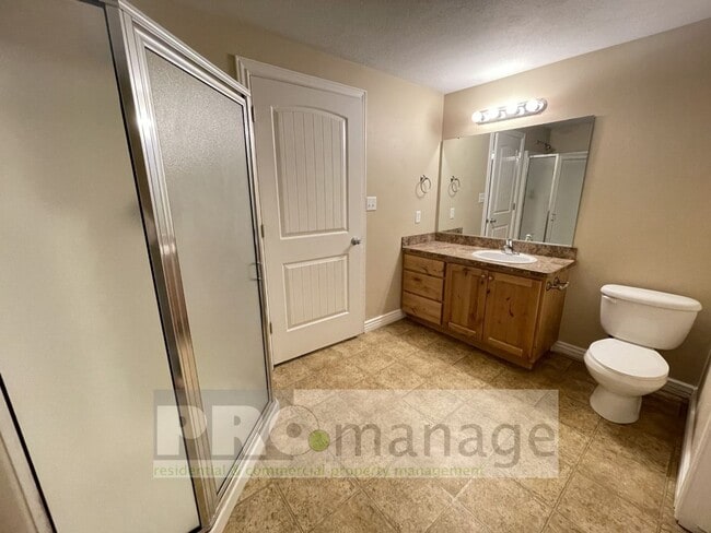 Building Photo - 4 Bed, 3 Bath Town Home w/ 2 Car Garage - Ammon