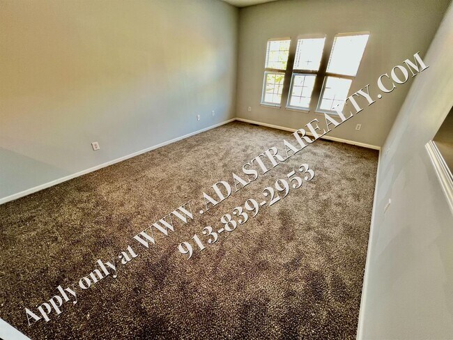 Building Photo - Beautiful Gardner Townhome-Available in MAY!!