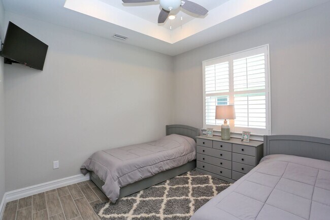 Building Photo - **Brand New, Bright & Beautiful Bonita Spr...