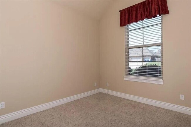 Building Photo - 3911 SW Sycamore St