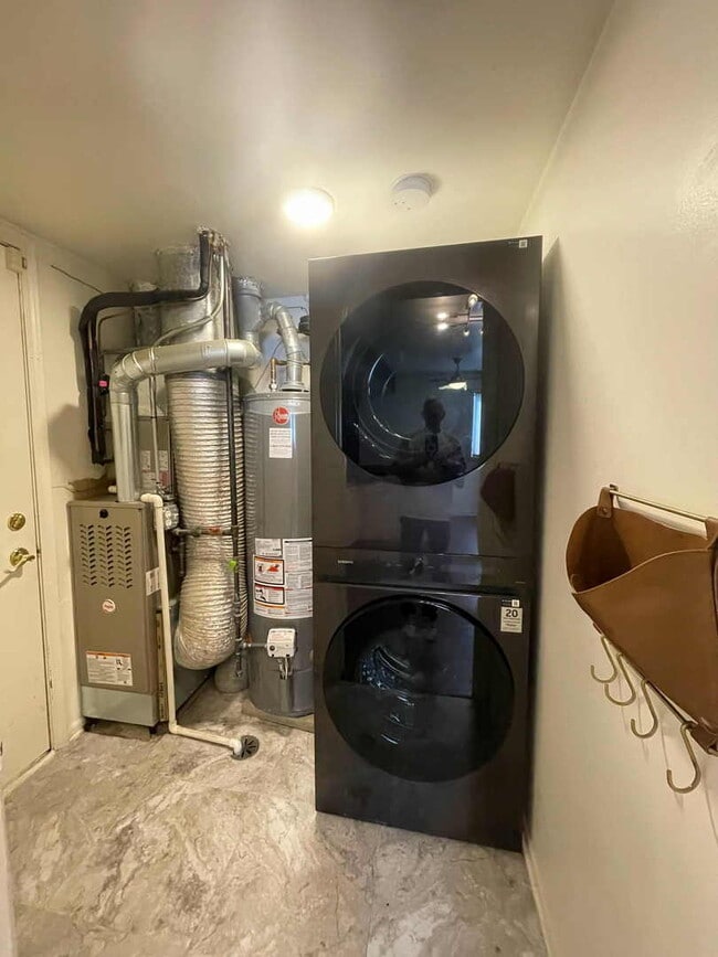 Building Photo - 211 E Oneida Ave