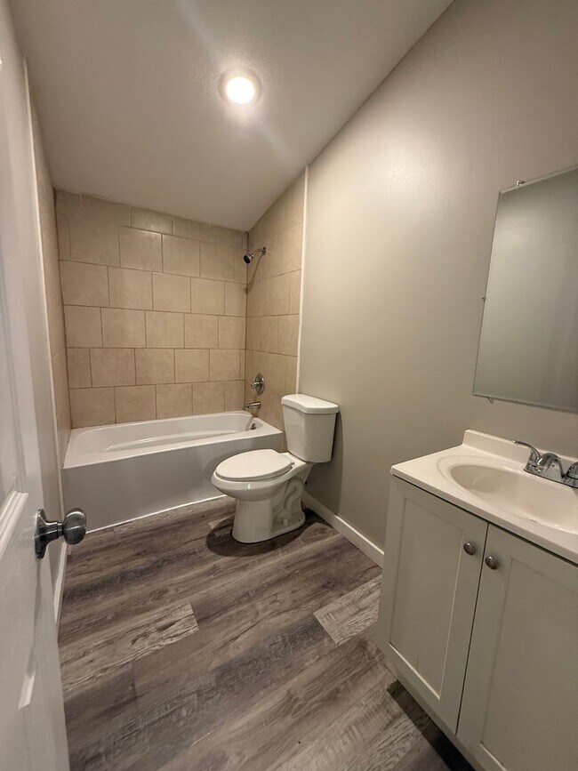 Building Photo - Beautiful 3 Bedroom, 2 Bathroom Quadplex N...