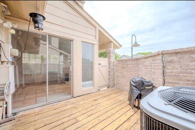 Building Photo - 13034 Leader St