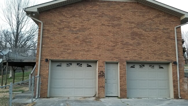 Building Photo - Lovely Brick Home in Nice Neighborhood