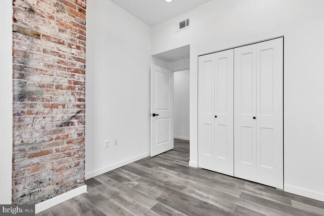 Building Photo - 506 H St NE