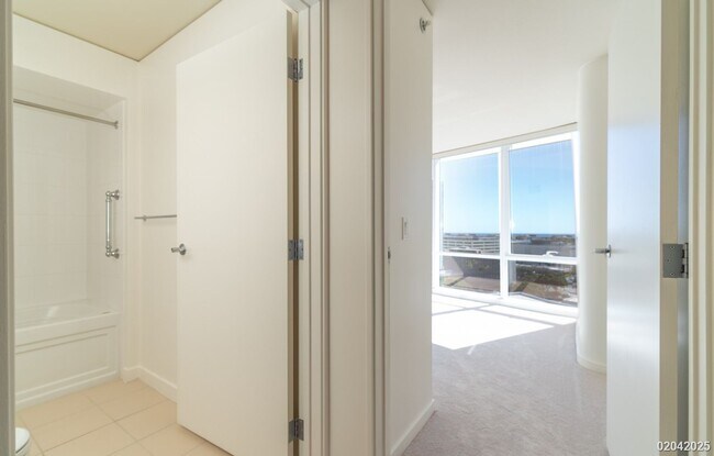 Building Photo - 2 BD/2 BA/2 Parking Condo in the Moana Pacific