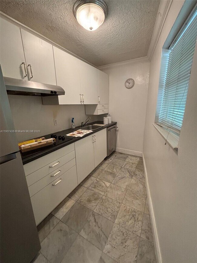 Building Photo - 520 NE 38th St