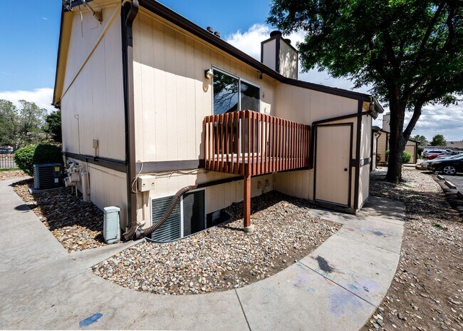 Building Photo - Lovely End Unit 2 Bed Condo, Centrally Located