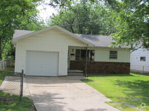 Building Photo - 3 bedroom/1 bathroom home with 2 living ar...