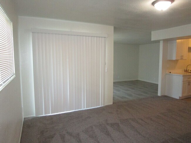 Building Photo - 184 Woodbury Cir