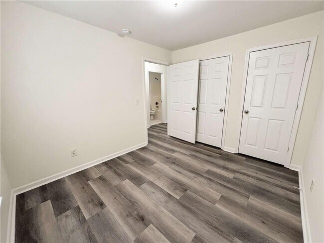 Building Photo - 1400 Stonehaven Cir