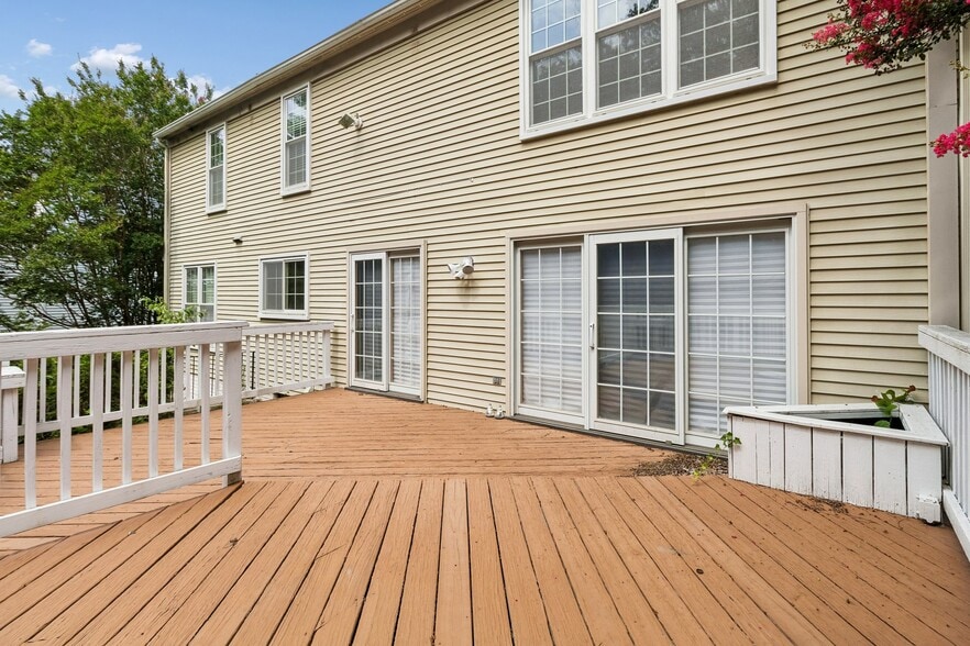 Building Photo - 820 Chatsworth Dr