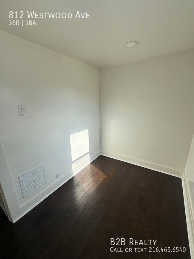 Building Photo - 812 Westwood Ave