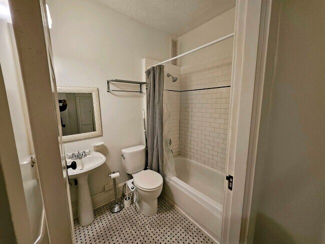 Building Photo - Beautiful Studio Apartment with Hardwood Flooring and Natural Light!