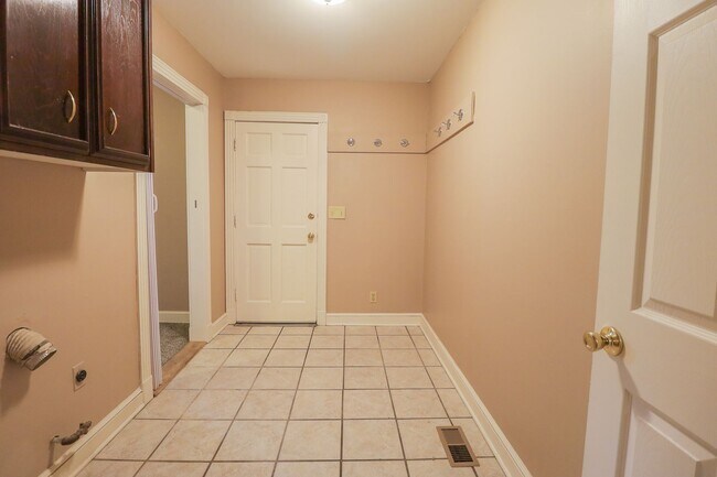 Building Photo - Updated Move In Ready 3-Bedroom Home, Grea...
