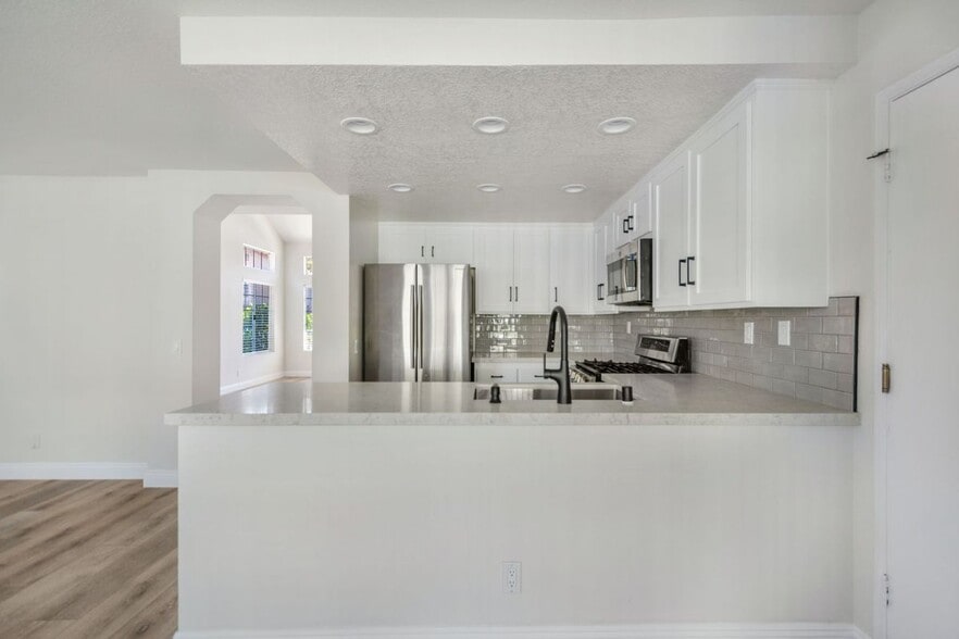 Building Photo - 24351 Kings View