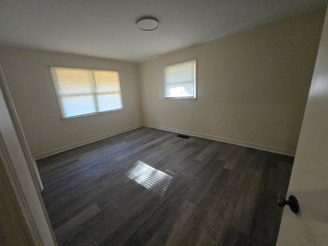 Building Photo - 3985 Roxbury Rd