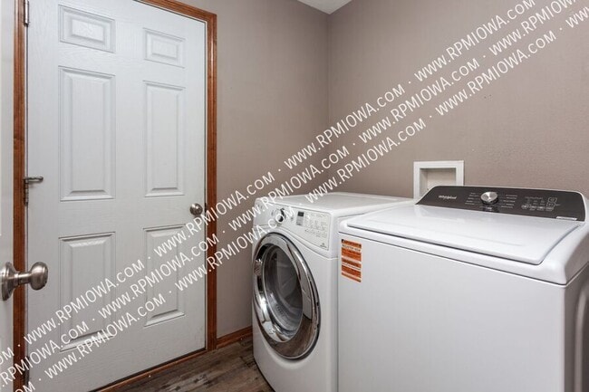 Building Photo - 738 NE Spring St