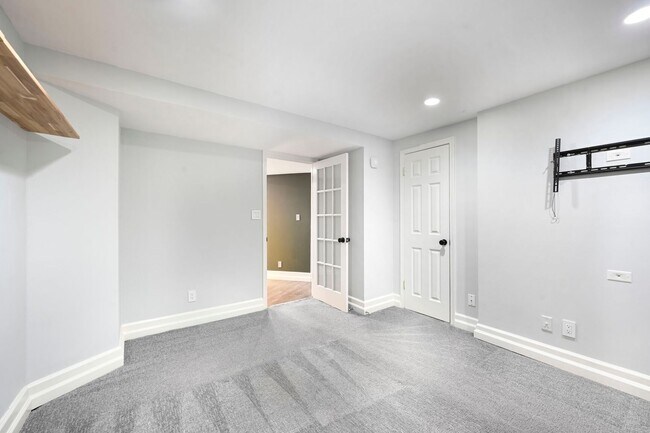 Building Photo - Dual-Entry Designer 2BR | In-Unit W/D | Pet Friendly & Parkside! Available now!