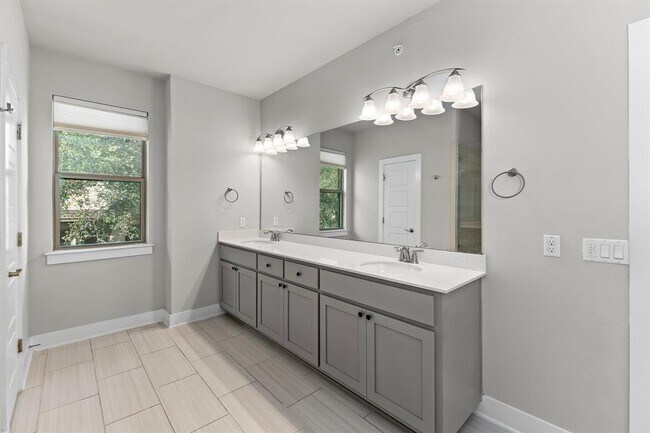 Building Photo - 13800 Lyndhurst St