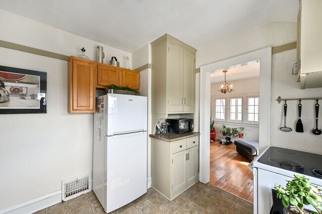 Building Photo - 1619 E Newton Ave