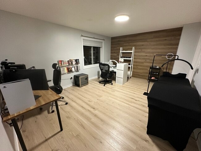 Building Photo - 1848 Parkway Ave