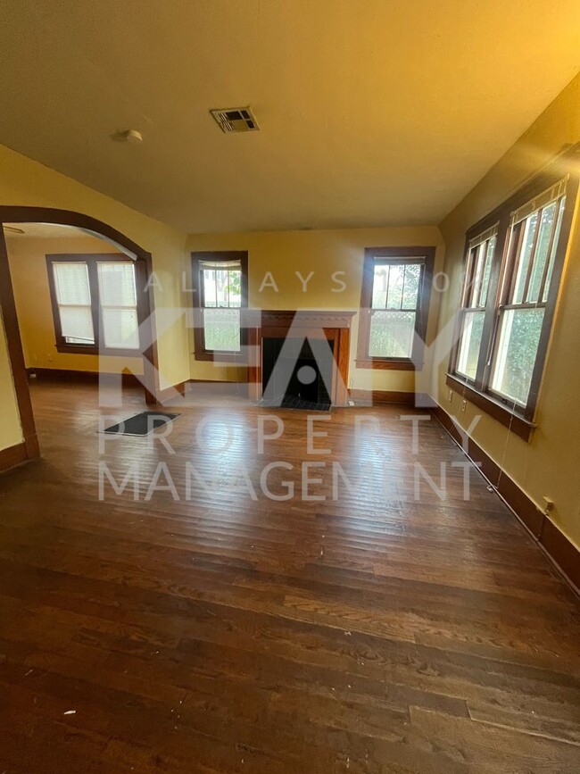 Building Photo - 2 Bedroom 1 Bath House Close to UL Now Ava...