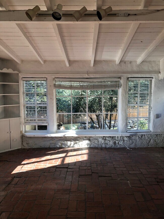 Building Photo - 828poli