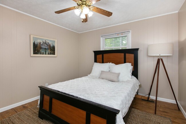 Building Photo - 3BR/2BA Home with Detached Garage – Fletch...