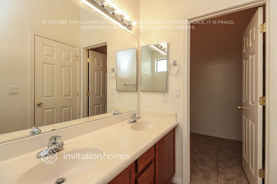 Building Photo - 5617 W Ellis Dr