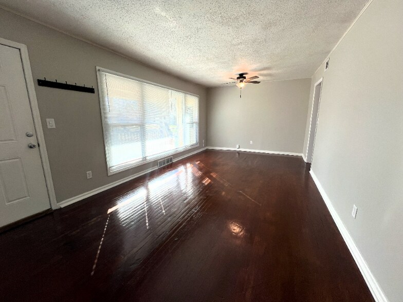Building Photo - 1722 W Regal St