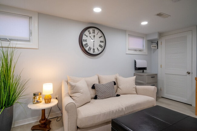 Building Photo - 525 Circle Dr