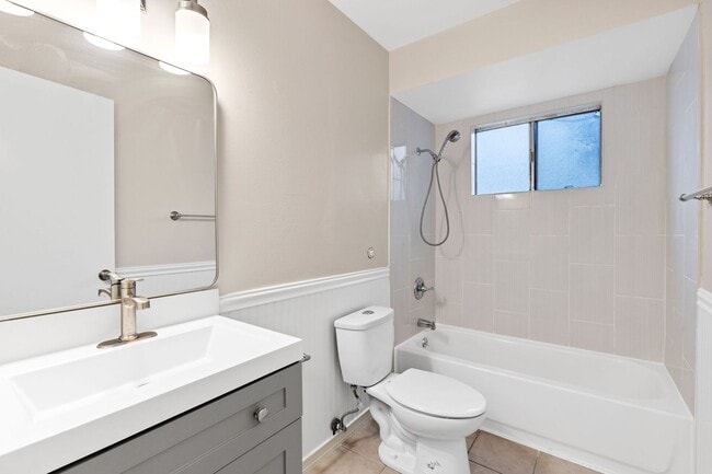 Building Photo - 400-402 Underhill Drive