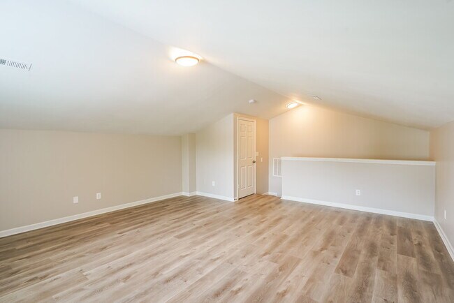 Building Photo - 6000 Mountview Dr