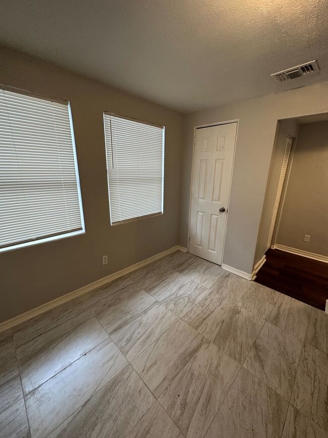 Building Photo - **Move in ready - 3/2 Renovated single family home