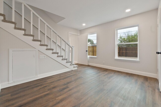 Building Photo - 4816 W Mockingbird Ln