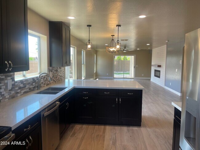 Building Photo - 15433 W Mercer Ln