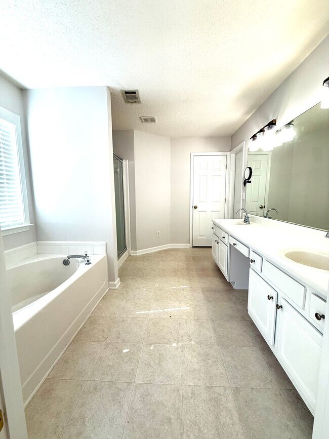 Building Photo - LOCATION!  Close to the outlet Malls and D...