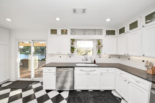 Building Photo - 411 Venice St