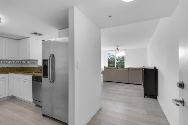 Building Photo - 520 SE 5 Ave