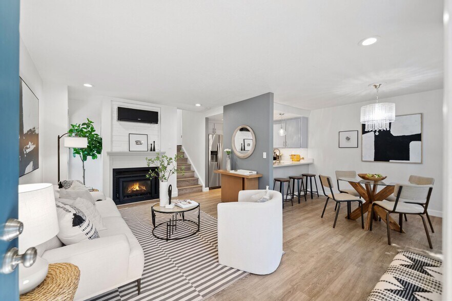 Living Room / Dining Area - 906 La Barbera Dr