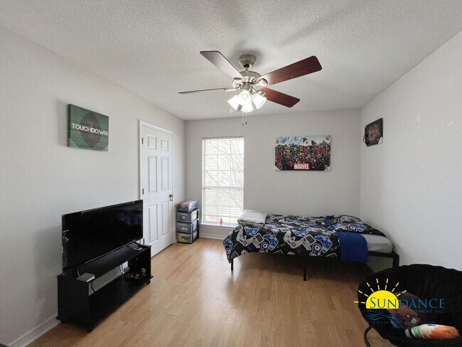 Building Photo - Spacious 4 Bedrooms in South Crestview!