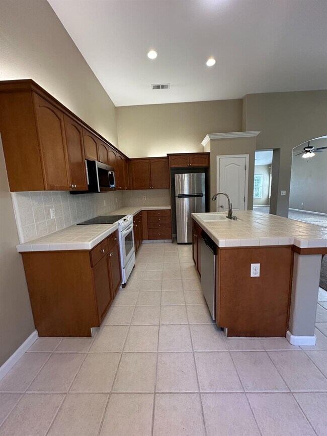 Building Photo - 2136 E Turnberry Ave