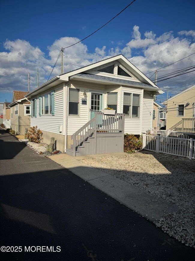 Primary Photo - 120 W Chadwick Way