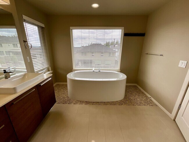 Building Photo - Beautiful and Spacious 4 Bedroom Home in M...