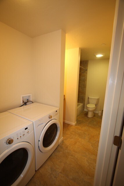 Building Photo - 2 Bedroom Condo close to Downtown and Shop...
