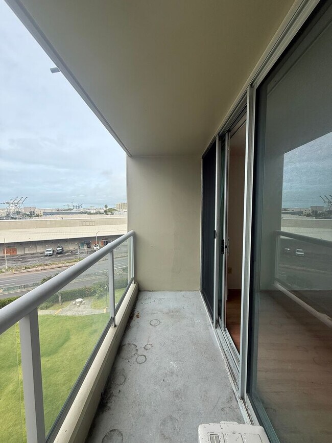 Building Photo - AC in Every Room. TWO Parking Stalls.