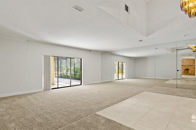 Building Photo - 10206 Lakeview Dr